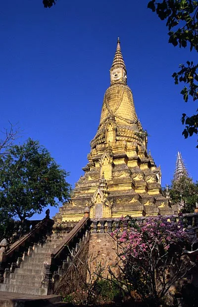 la pagoda di Oudong, vestigia del passato la pagoda dorata di Oudong