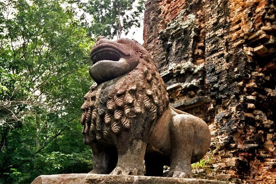Leone di pietra di Prasat Tao a Sambor Prei Kuk Una statua di leone in pietra che monta la guardia ai piedi del santuario di Prasat Tao a Sambor Prei Kuk, in Cambogia