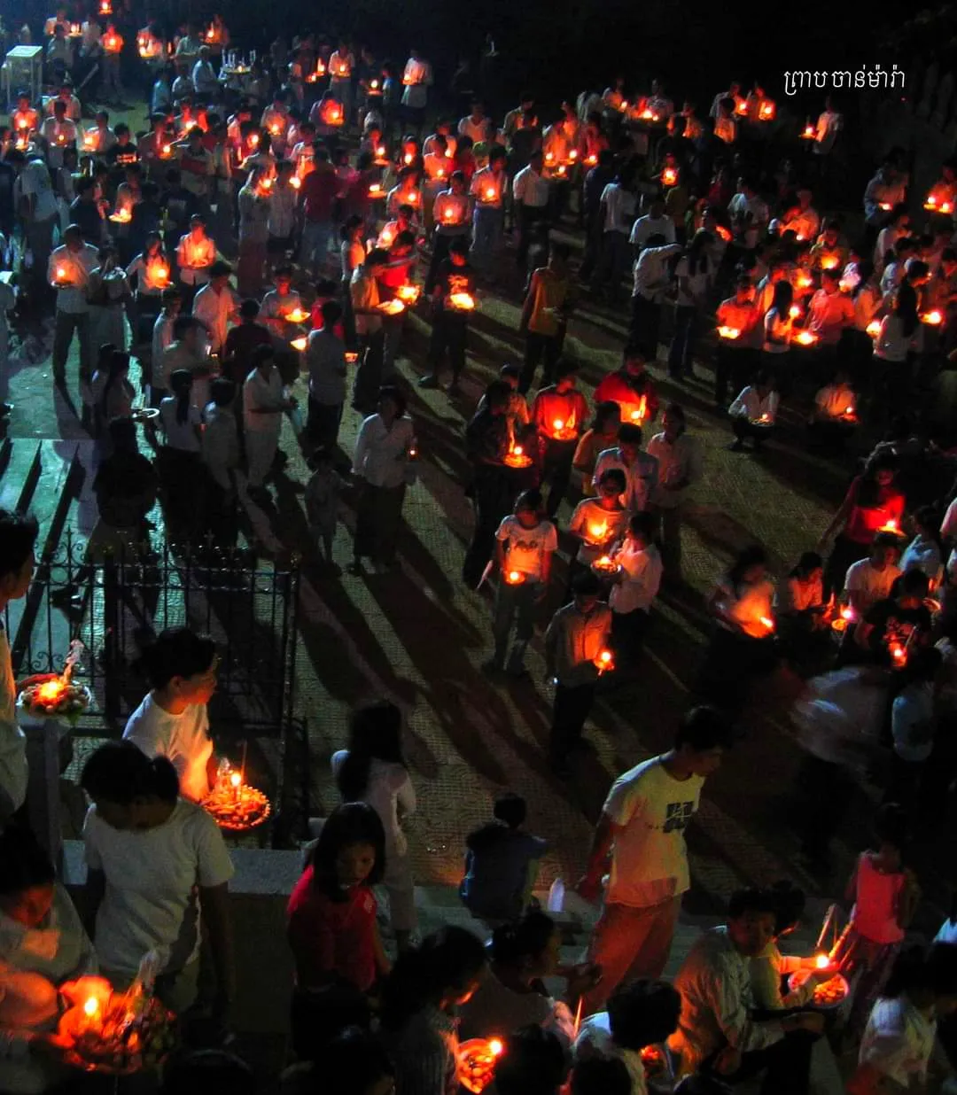 Luci e candele durante la notte del Pchum Ben in Cambogia Fedeli con luci e candele in processione notturna durante il Pchum Ben, il festival dei defunti in Cambogia