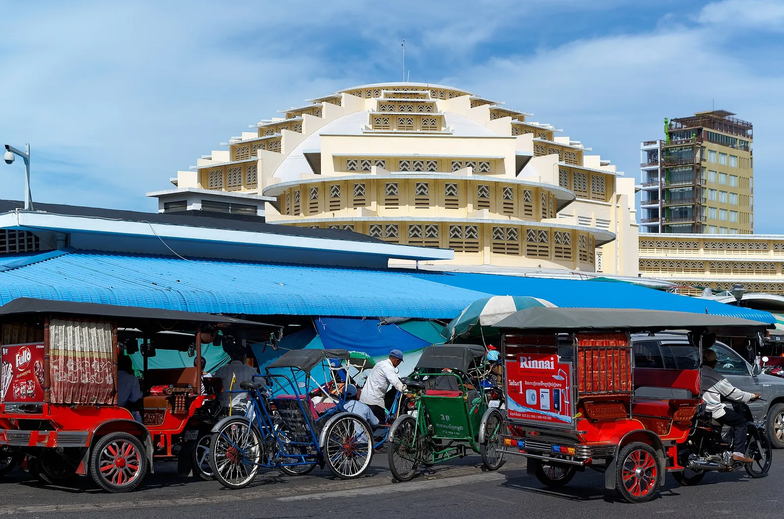 Il Mercato Centrale di Phnom Penh La cupola art déco del Mercato Centrale (Psar Thmei) di Phnom Penh con i cyclo in primo piano