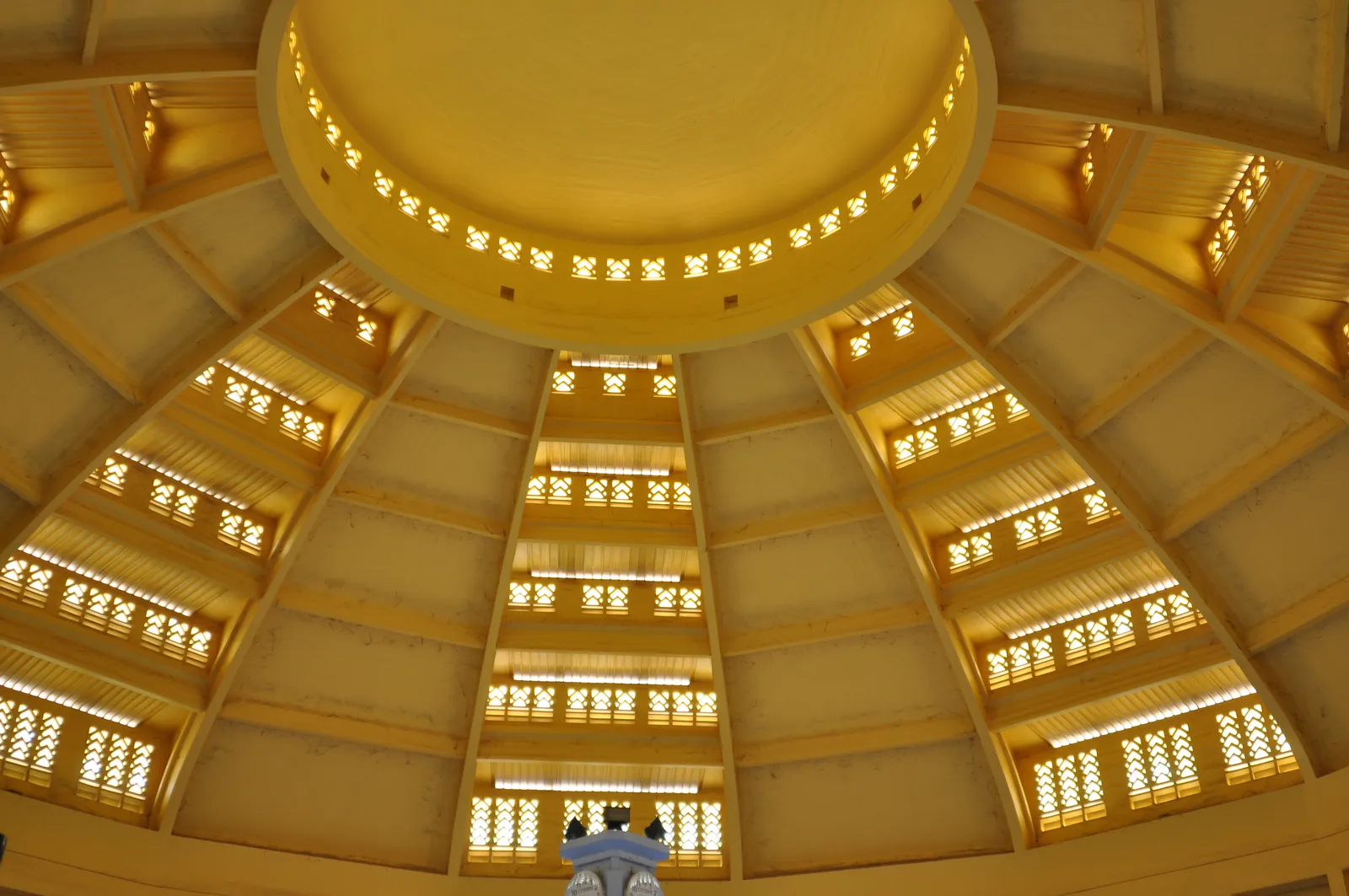 La cupola del Mercato Centrale di Phnom Penh L'interno della cupola del Mercato Centrale di Phnom Penh, dove si concentrano i cambiavalute per cambiare i soldi in riel