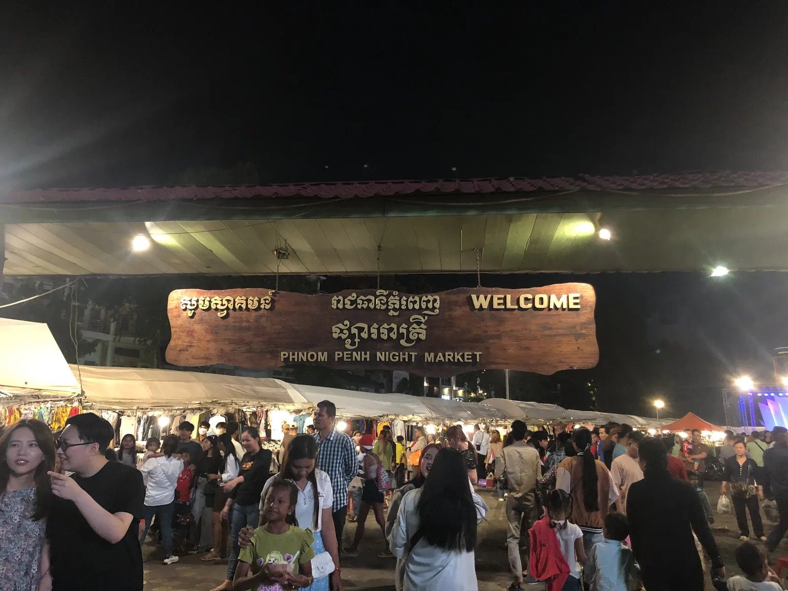 Il mercato notturno di Phnom Penh Il mercato notturno affollato di Phnom Penh, in Cambogia, tra bancarelle illuminate e visitatori