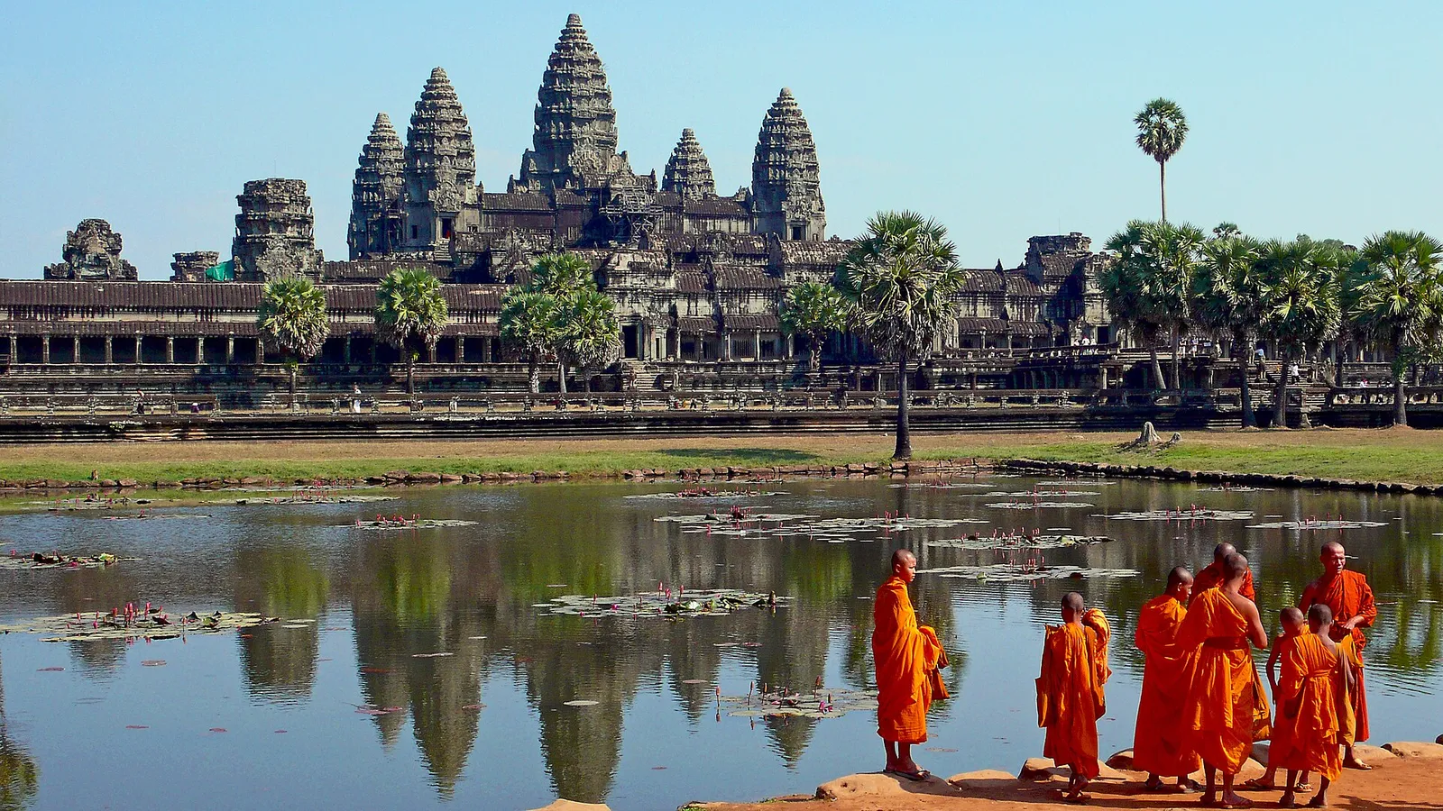 Monaci buddhisti ad Angkor Wat, ancora un luogo di culto Monaci buddhisti davanti alle torri di Angkor Wat, Cambogia