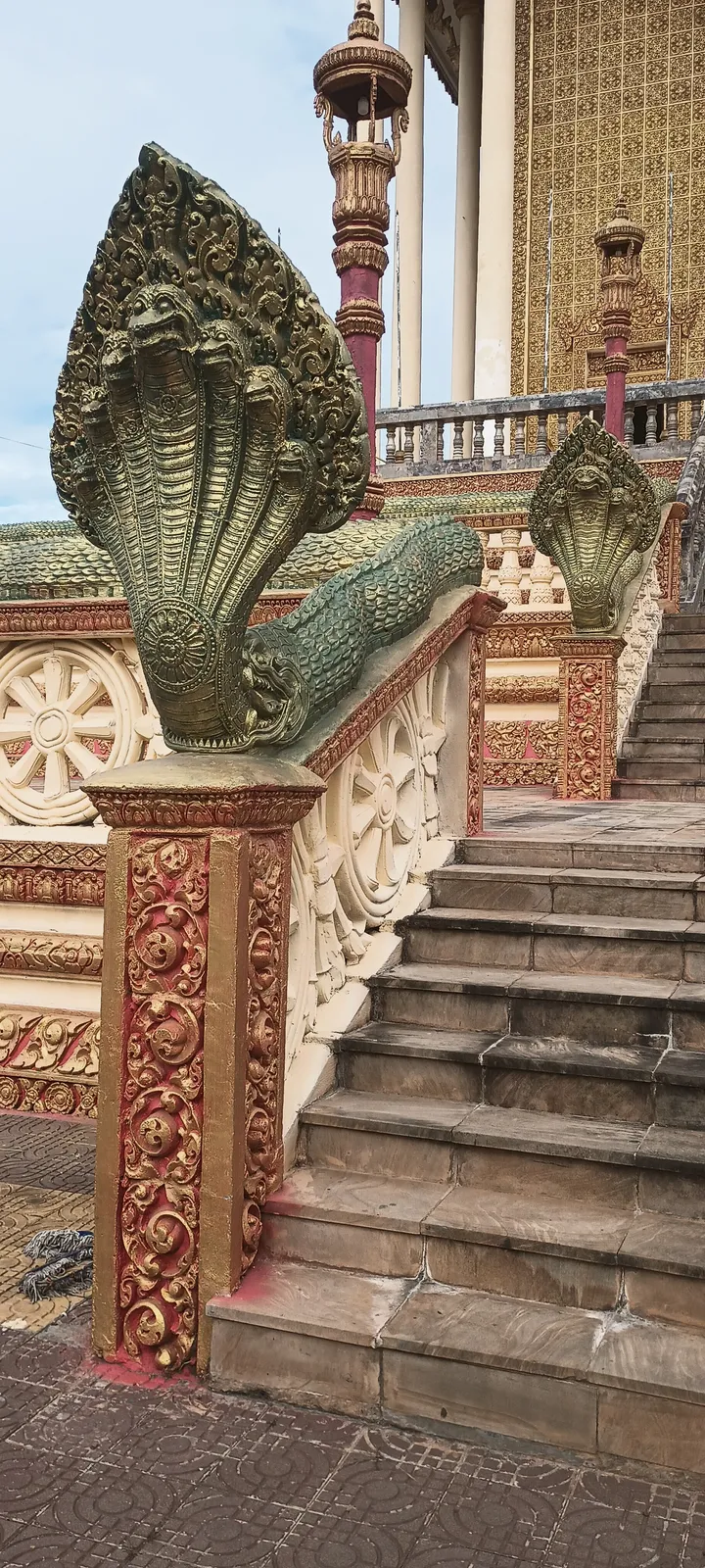Scalinata con balaustra di naga a sette teste nella pagoda di Phnom Oudong, Cambogia