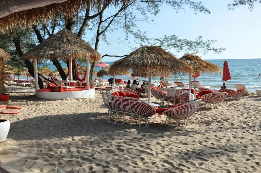 Otres Beach, in fuga dal caos. spiagge e isole selvagge ombrelloni in paglia sulla spiaggia di Otres