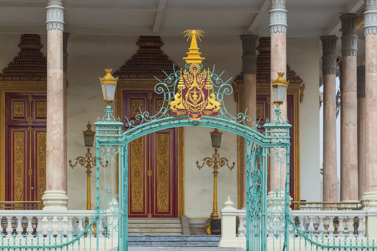 La Pagoda d'Argento nel complesso del Palazzo Reale di Phnom Penh, capitale della Cambogia, durante un itinerario tra Vietnam e Cambogia