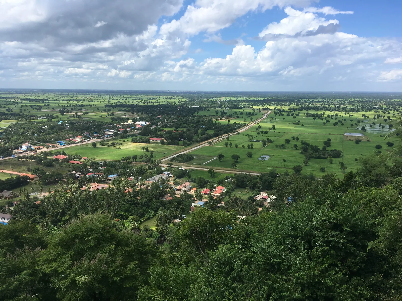 Vista panoramica dalla cima di Phnom Sampov sulle risaie e sulla campagna della provincia di Battambang
