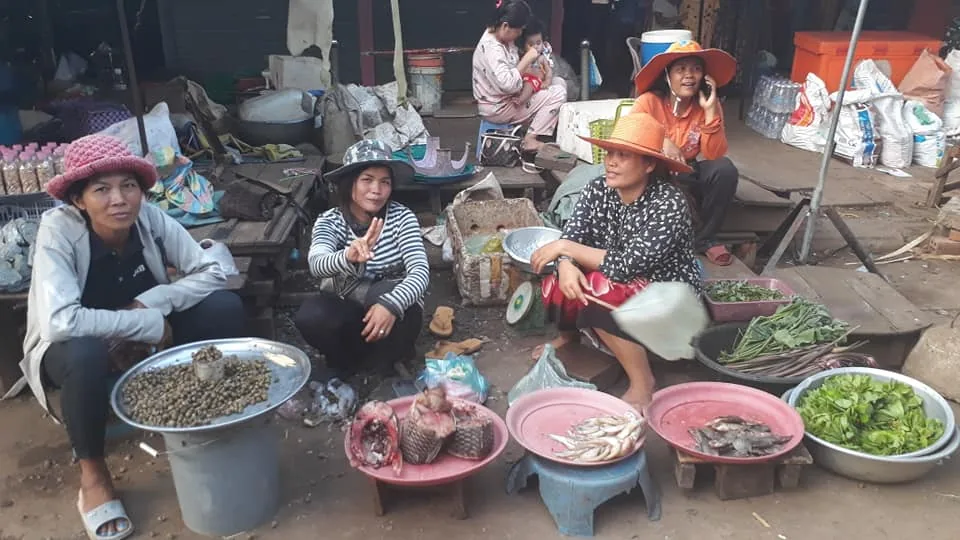 venditrici in un mercato all'aperto cambogiano