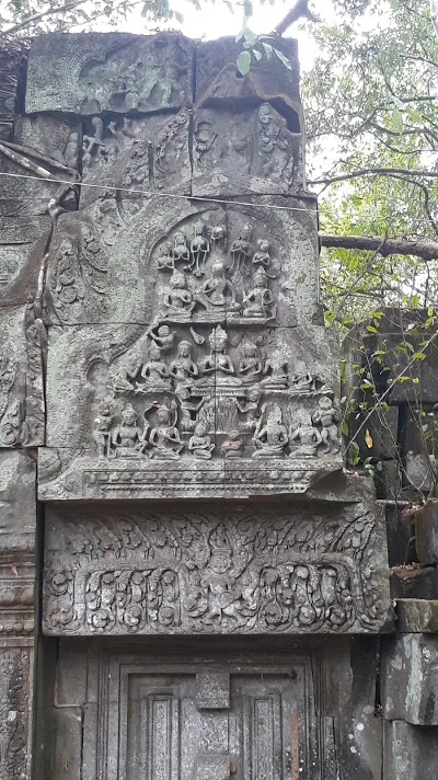 particolare di bassorilievo su una porta a Beng Mealea