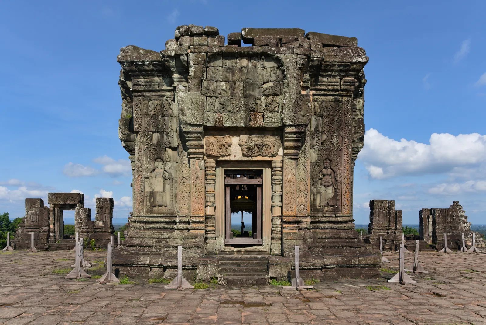 Phnom Bakheng, il tempio-colle del tramonto Il tempio di Phnom Bakheng sulla collina, classico punto per il tramonto ad Angkor, Cambogia
