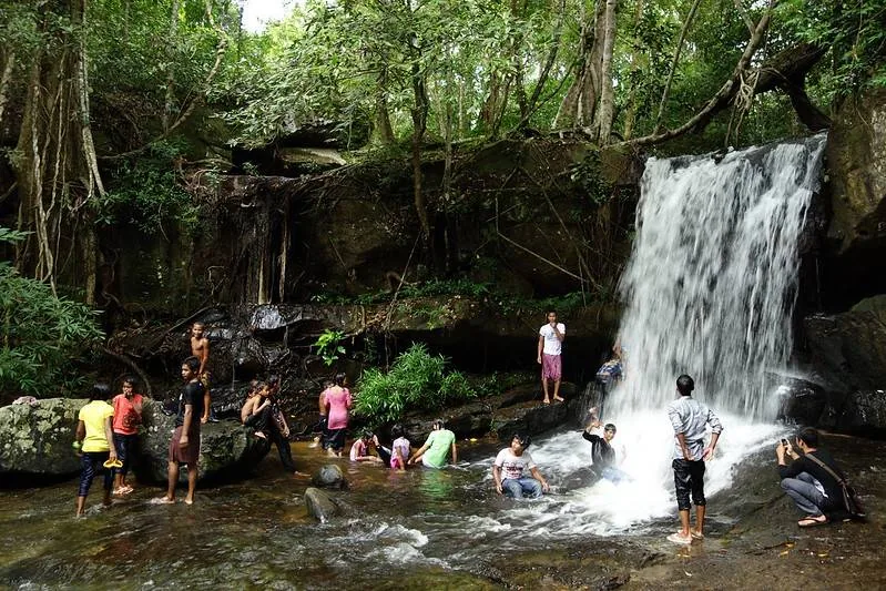 Cascata con gente che cerca frescura