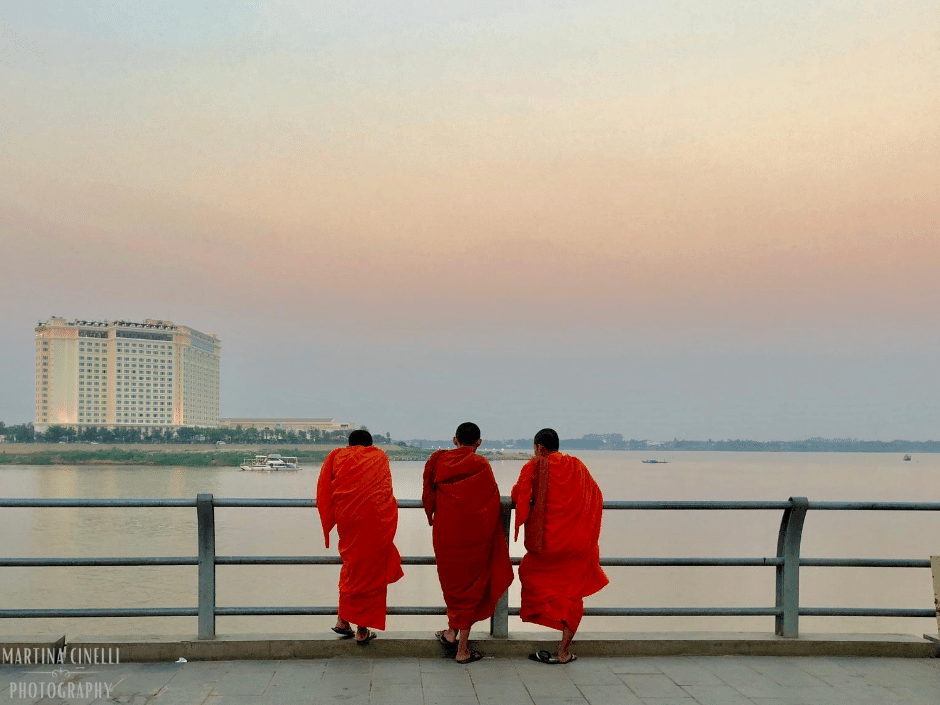 tre monaci affacciati sul lungo fiume Phnom Penh