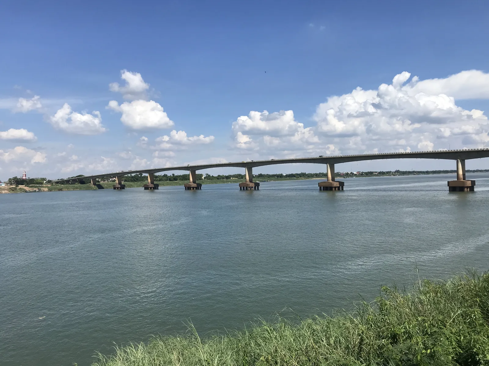 Il Kizuna Bridge, il ponte in cemento che attraversa il fiume Mekong a Kampong Cham in Cambogia
