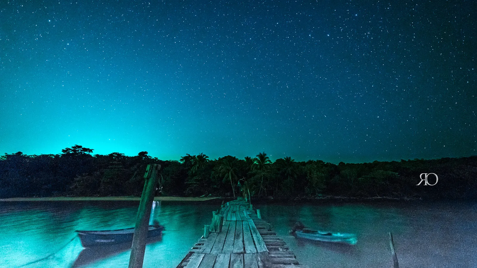 Il pontile di Koh Totang di notte Il pontile di legno dell'isola di Koh Totang con le barche ormeggiate sotto un cielo stellato, Cambogia