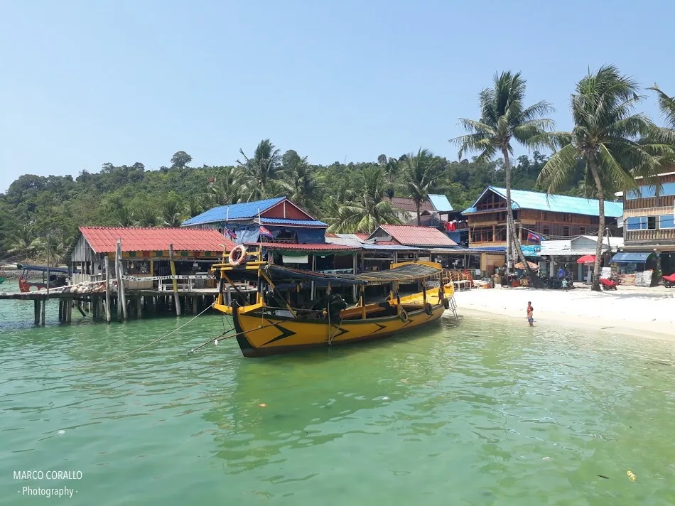 Koh Rong porto porto di Koh Rong con due traghetti in legno