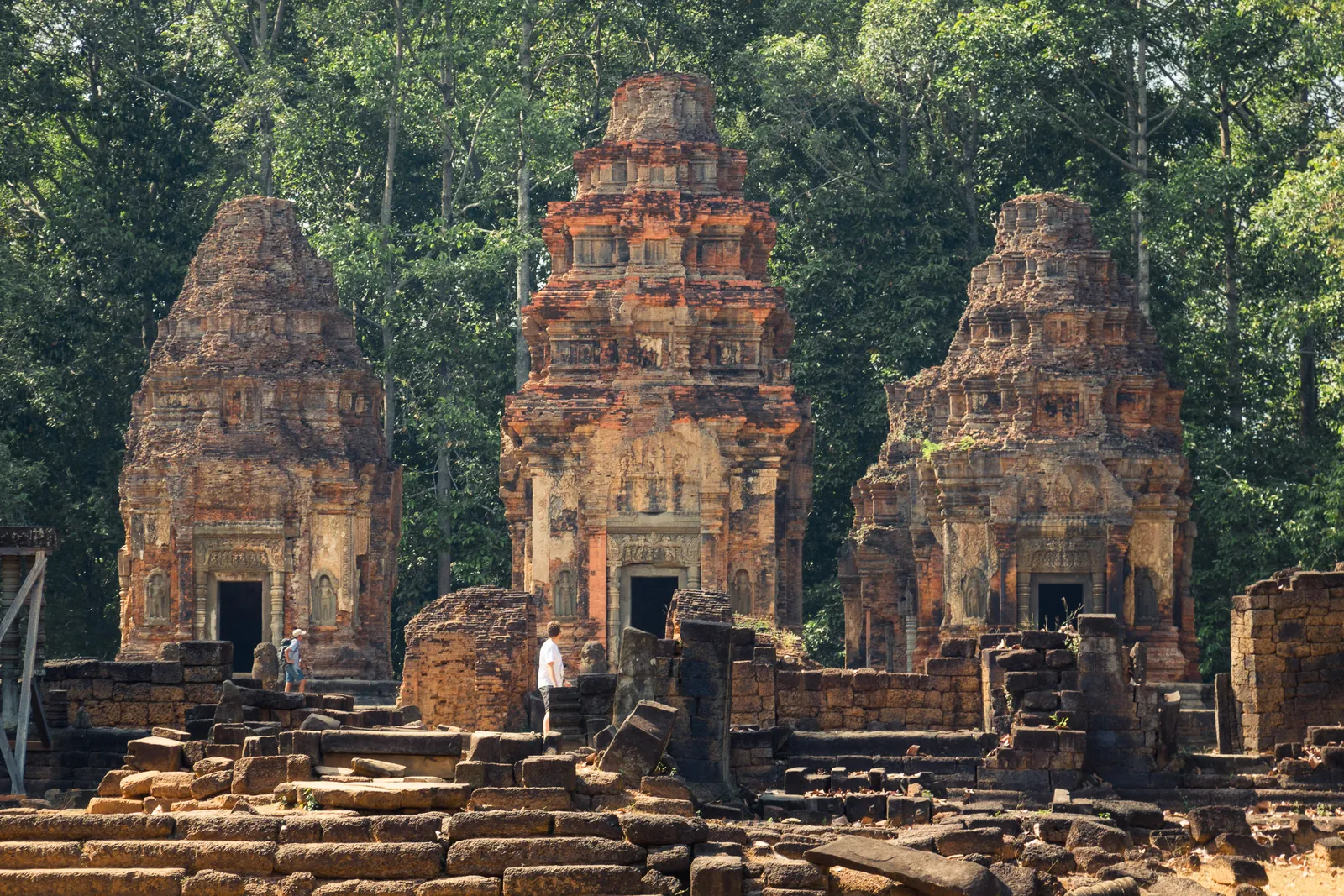 Le torri di Preah Ko Torri in mattoni del tempio Preah Ko nel gruppo di Roluos