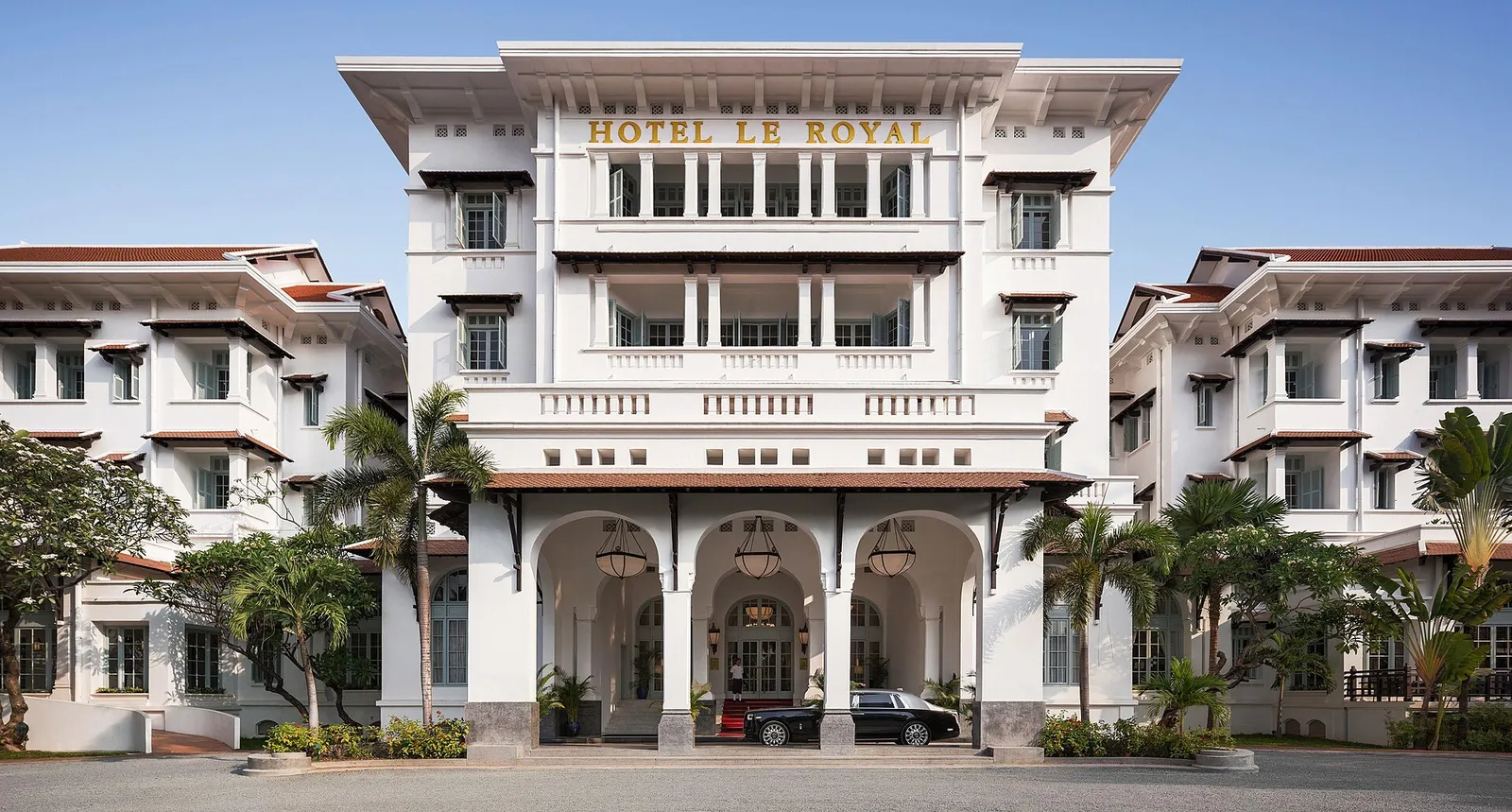 Il Raffles Hotel Le Royal a Phnom Penh La facciata coloniale del Raffles Hotel Le Royal a Phnom Penh, in Cambogia