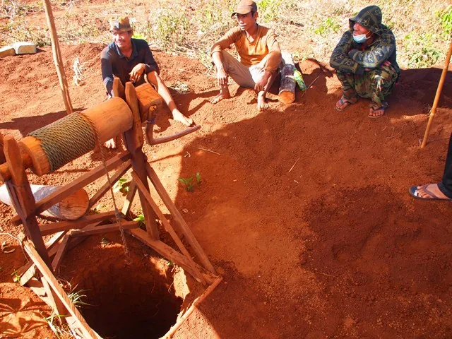 minatori in cerca di zirconi in mezzo alla terra rossa della provincia di banlung