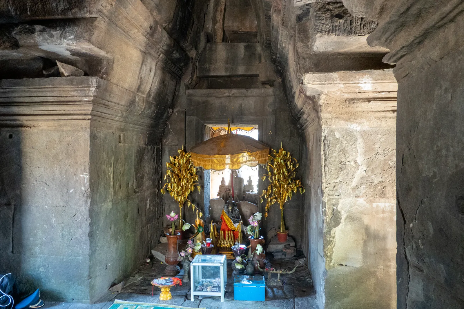 Il santuario ancora attivo di Preah Vihear Il santuario buddhista all'interno del tempio di Preah Vihear, in Cambogia, con offerte di fiori e ombrello cerimoniale