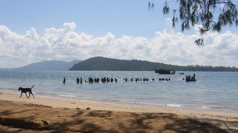 una immagine di pescatori che tornano a riva nella piccola isola di Koh Russei una immagine di pescatori che tornano a riva nella piccola isola di Koh Russei