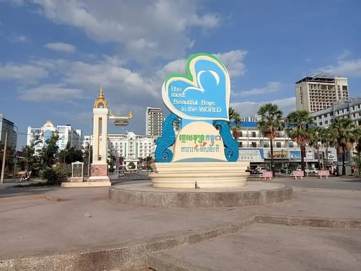 scultura del centro di Sihanoukville che rappresenta un cuore azzurro con la scritta The Mist Beautiful Bays in the World scultura del centro di Sihanoukville che rappresenta un cuore azzurro con la scritta The Mist Beautiful Bays in the World