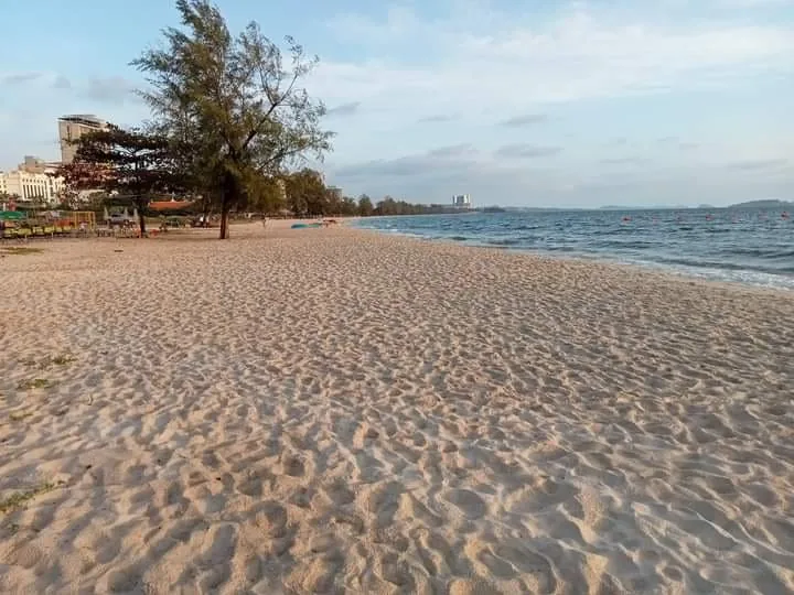una spiaggia praticamente deserta a Sihanoukville una spiaggia praticamente deserta a Sihanoukville