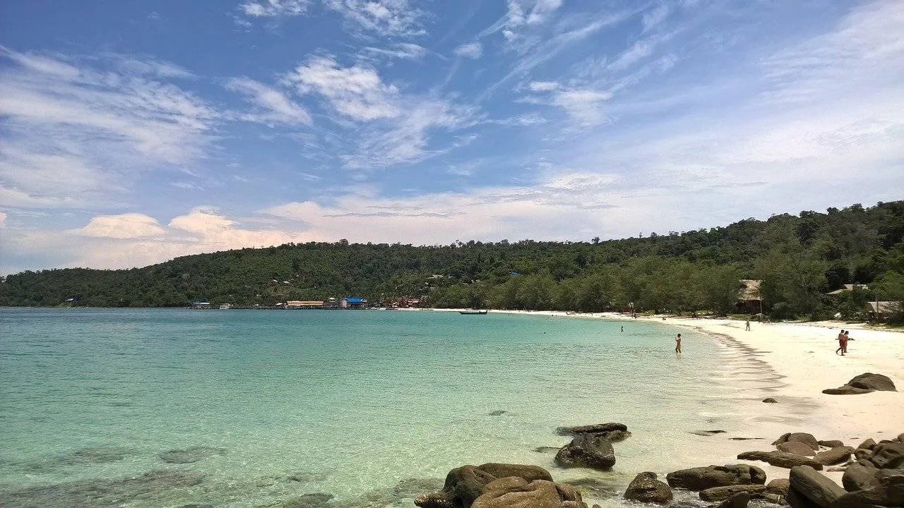 sabbia bianca e mare turchese a Sihanoukville sabbia bianca e mare turchese a Sihanoukville