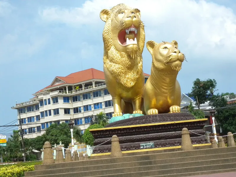 Statua dei leoni dorati al centro di una rotonda stradale a Sihanoukville Statua dei leoni dorati al centro di una rotonda stradale a Sihanoukville