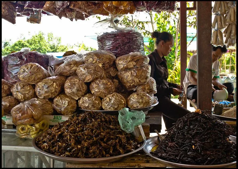 Mercato con banchetto di vendita di tarantole a Skuon