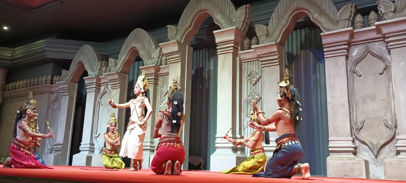 Uno spettacolo di danza apsara a Siem Reap Spettacolo di danza apsara sul palcoscenico di un teatro a Siem Reap, Cambogia
