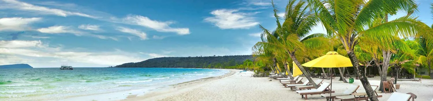 spiaggia con palme e ombrelloni a koh rong cambogia