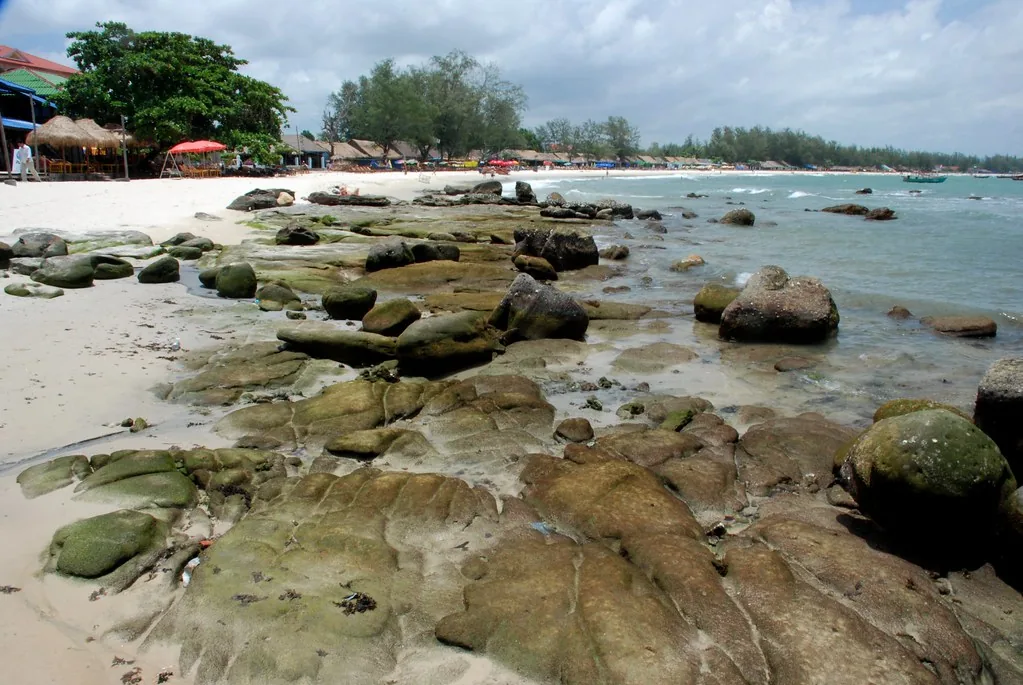 Sihanoukville spiaggia spiaggia con scogli