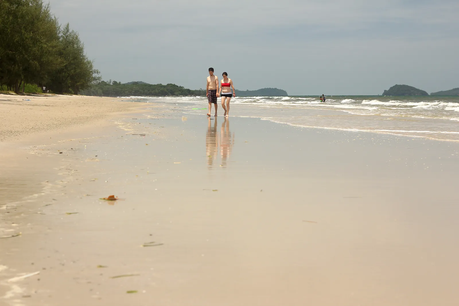 La spiaggia di Otres Beach a Sihanoukville con la sabbia chiara, i pini e le isole al largo, Cambogia