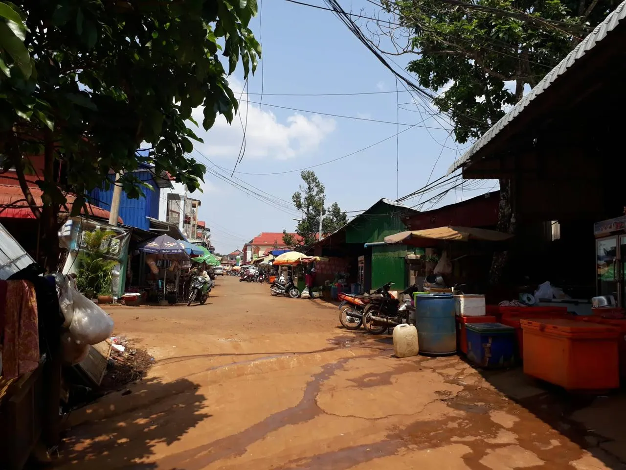 Una strada di terra a Sen Monorom Una strada di terra battuta con negozi e moto nel centro di Sen Monorom, capoluogo della provincia di Mondulkiri in Cambogia orientale