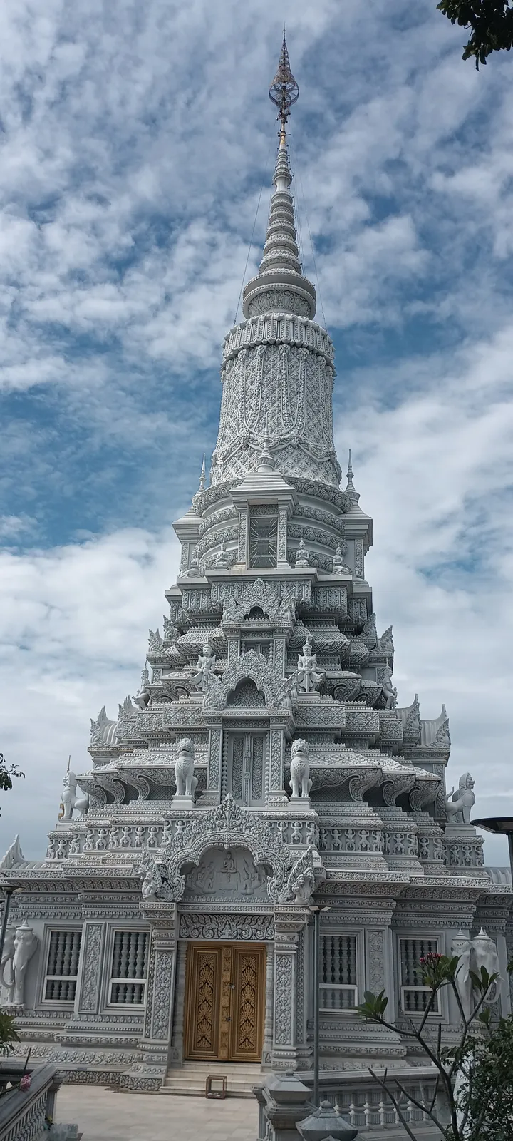 Stupa bianco della pagoda di Phnom Oudong, ex capitale reale della Cambogia a un'ora da Phnom Penh