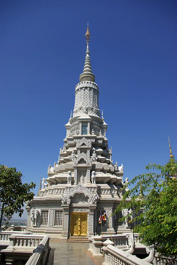 Lo stupa in pietra che custodisce le reliquie del Buddha sulla collina di Oudong, dove si svolge la cerimonia nazionale della Visak Bochea in Cambogia