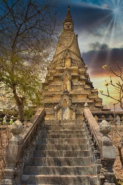 Lo stupa Mak Proum con la scalinata che vi porta fino alla sommità, a Phnom Oudong, Cambogia