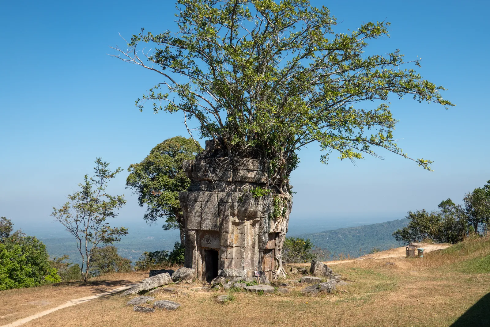 La vista dalla cresta di Preah Vihear Un tempietto di pietra sul promontorio dei monti Dangrek a Preah Vihear, con la pianura cambogiana sullo sfondo