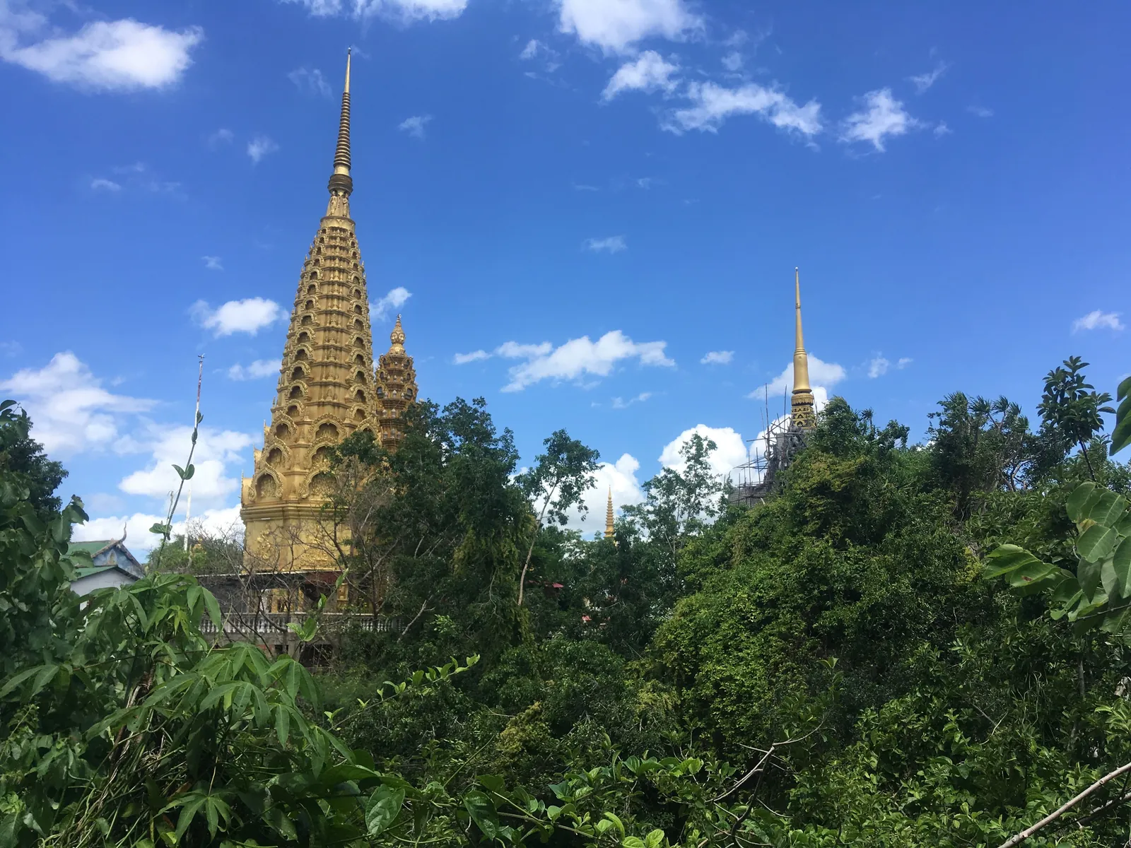 Stupa dorati del tempio sulla cima di Phnom Sampov, vicino a Battambang in Cambogia