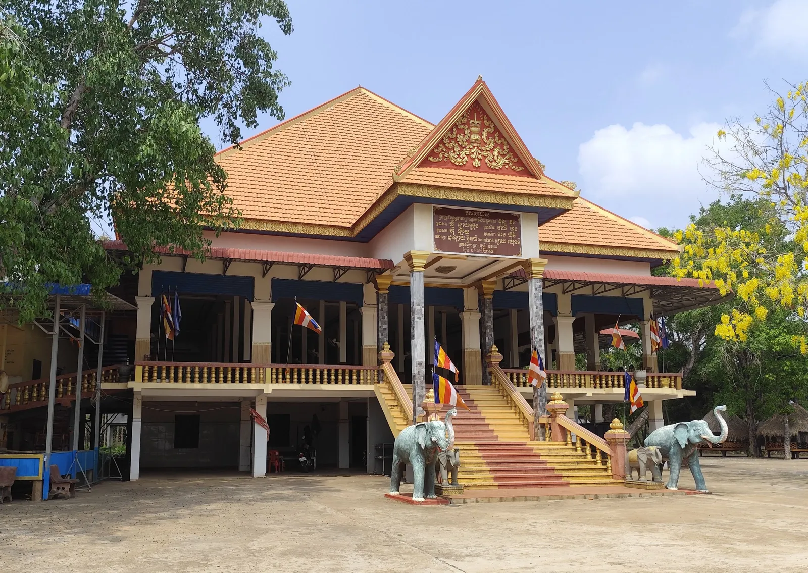 La pagoda di Phnom Hanchey sulla collina che domina il fiume Mekong a nord di Kampong Cham, in Cambogia