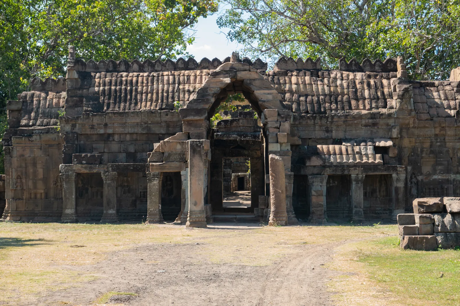 Il tempio angkoriano di Wat Nokor in arenaria a Kampong Cham, Cambogia, con la pagoda moderna all'interno delle mura
