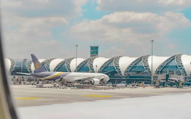 Aeroporto Suvarnabhumi di Bangkok Terminal dell'aeroporto internazionale Suvarnabhumi di Bangkok, principale hub per i voli verso la Cambogia
