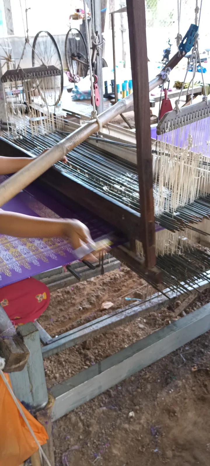 Un telaio tradizionale a Koh Dach Tessitrice di seta khmer al lavoro su un grande telaio domestico a Koh Dach, l'isola della seta di Phnom Penh