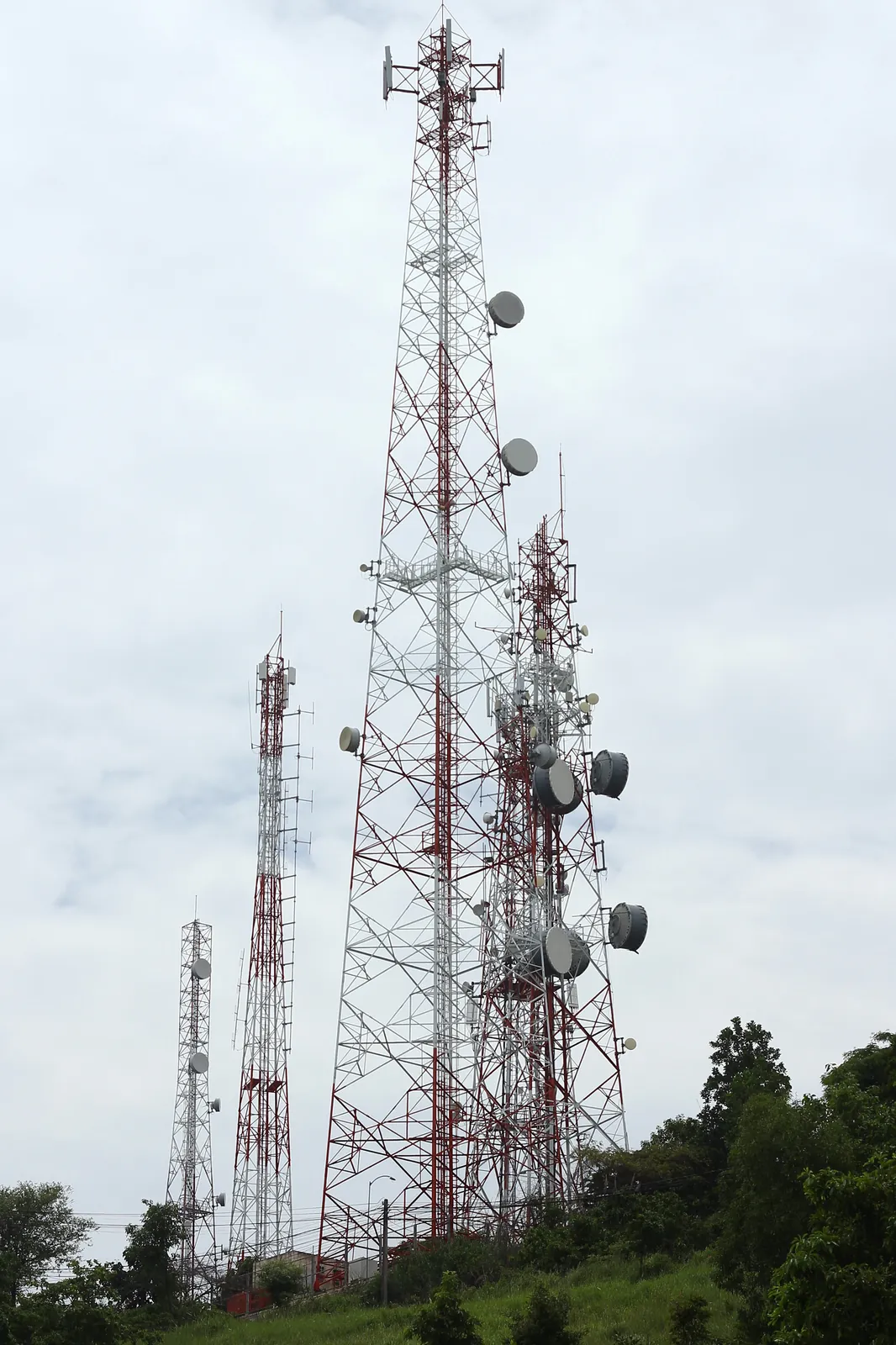Torre di comunicazioni a Sihanoukville Torre di comunicazioni a Sihanoukville, simbolo dell’espansione della rete mobile in Cambogia