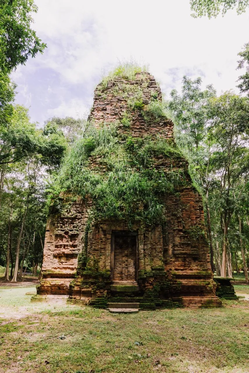 Torre di mattoni ricoperta di vegetazione a Sambor Prei Kuk Una torre di mattoni pre-angkoriani ricoperta di vegetazione nel sito di Sambor Prei Kuk, in Cambogia