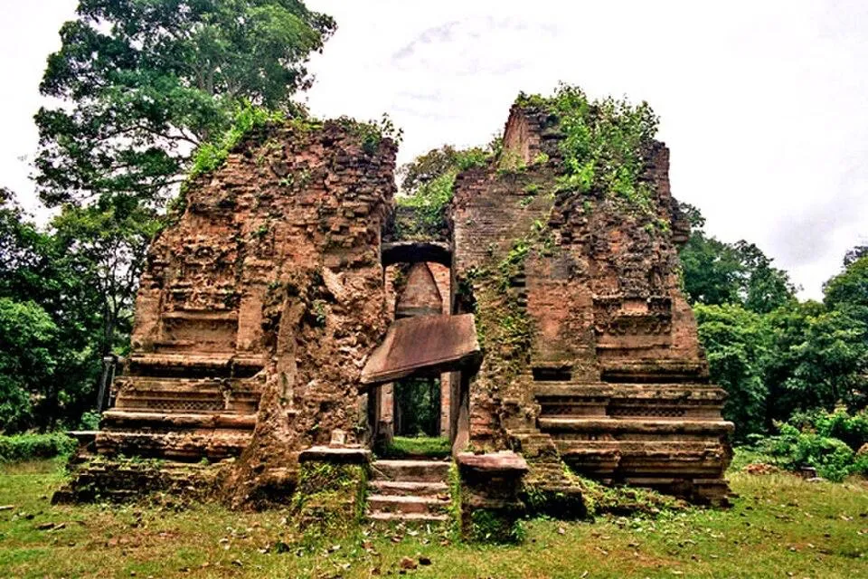 Torri di mattoni di un tempio di Sambor Prei Kuk Le torri di mattoni di un tempio pre-angkoriano circondate dalla foresta nel sito di Sambor Prei Kuk, in Cambogia