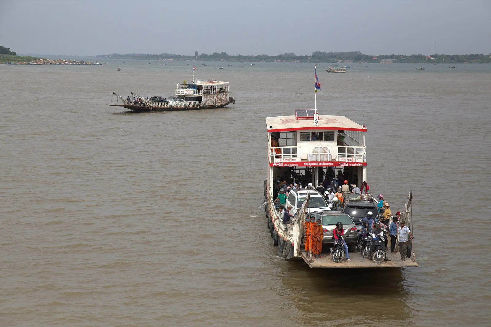Un traghetto locale sul Mekong Traghetto carico di auto e motociclette che attraversa il fiume Mekong in Cambogia