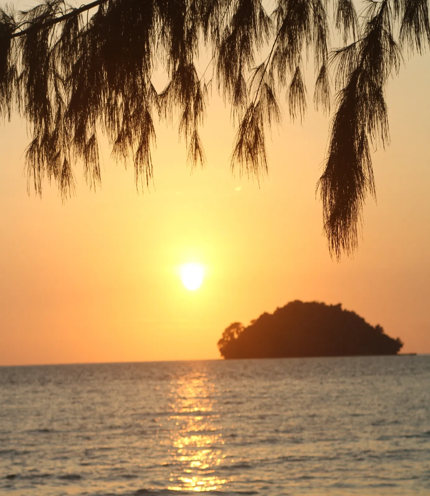 Tramonto sul mare di Otres Beach con l'isola al largo in silhouette a Sihanoukville, Cambogia