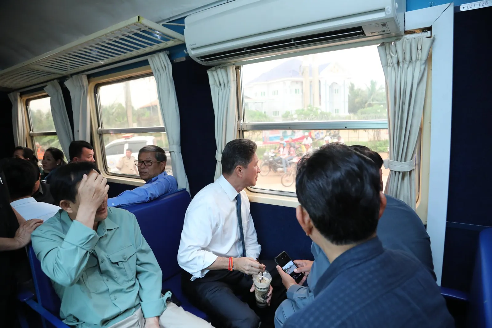 Il vagone climatizzato del Royal Railway Interno del vagone climatizzato del treno Royal Railway in Cambogia con passeggeri seduti