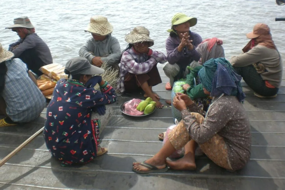 Ratanakiri un gruppo di persone khmer accovacciate in circolo